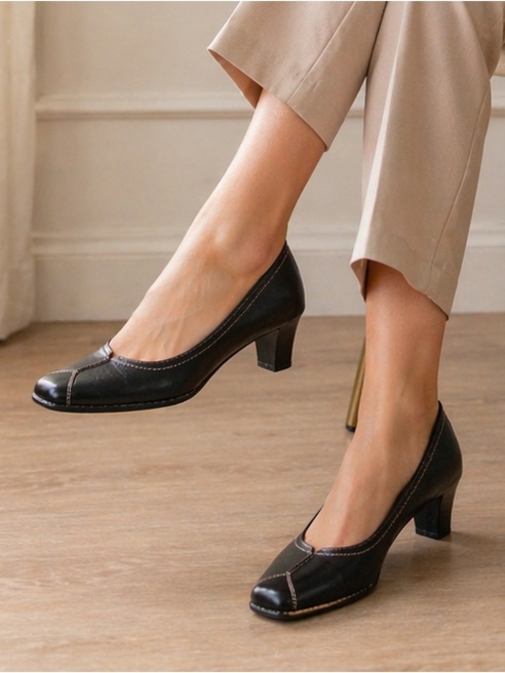 Roberto Capucci Black Leather Heels Made in Italy Size 7 AAA Narrow Classic Pump